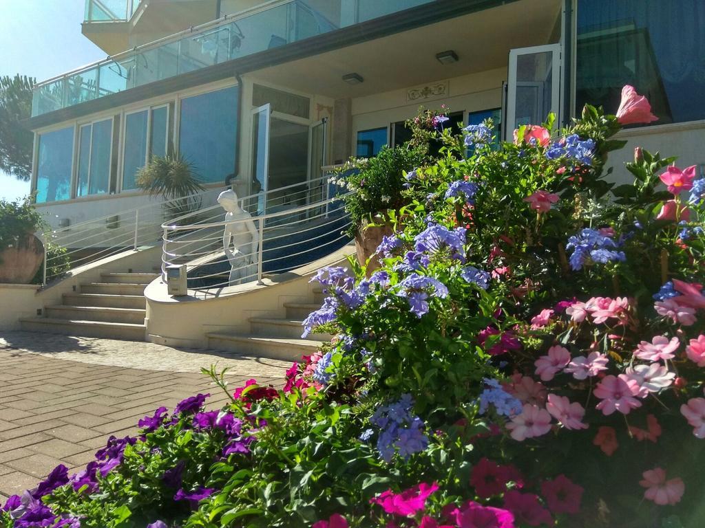 Hotel Lady Mary Milano Marittima Bagian luar foto
