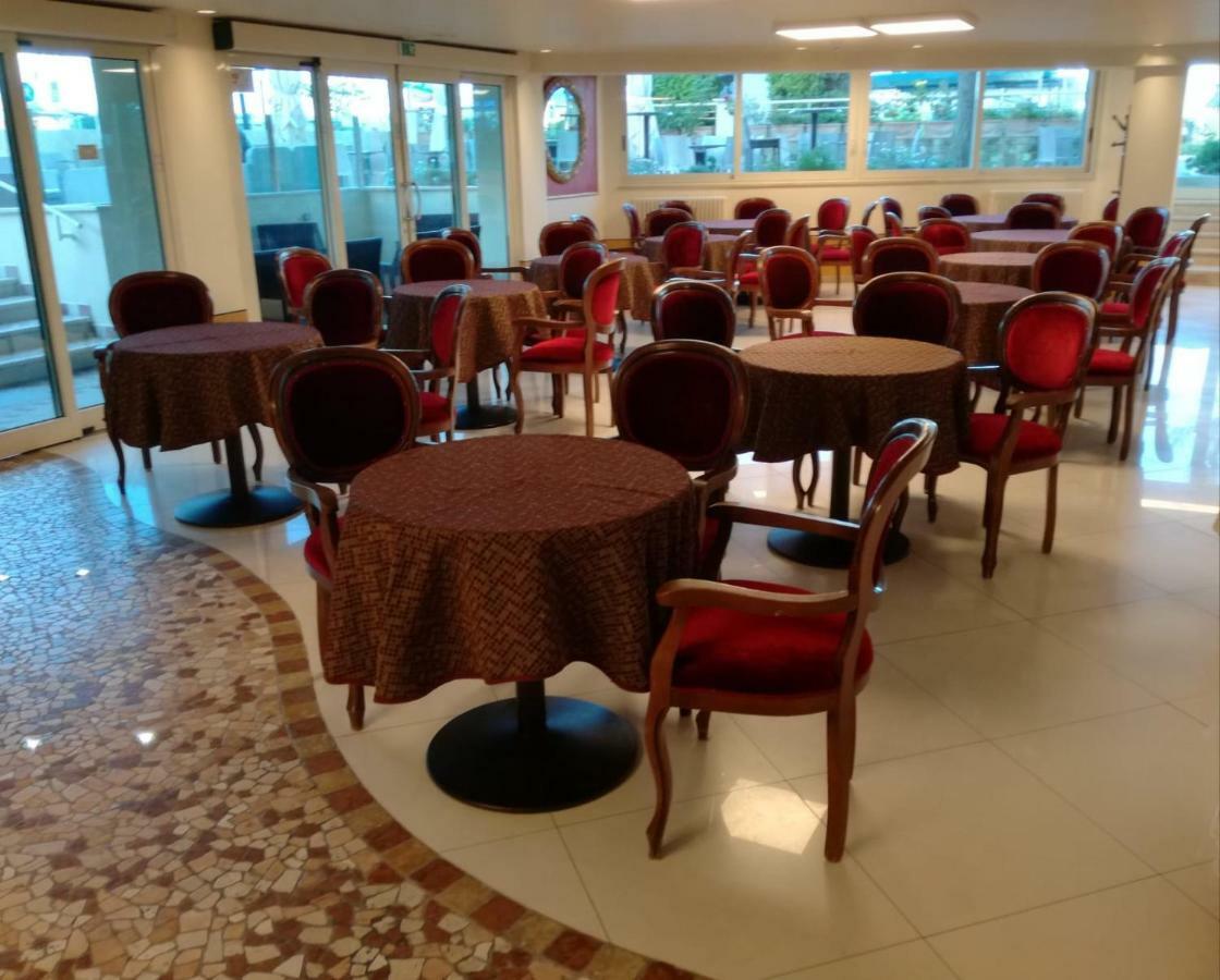 Hotel Lady Mary Milano Marittima Bagian luar foto