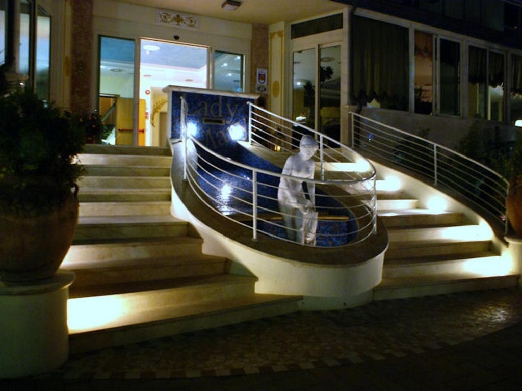 Hotel Lady Mary Milano Marittima Bagian luar foto